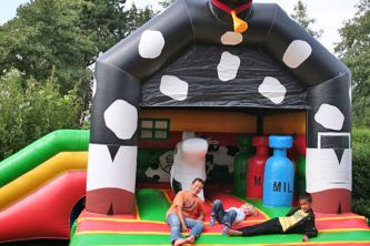 Hüpfburg Kuh Multiplay